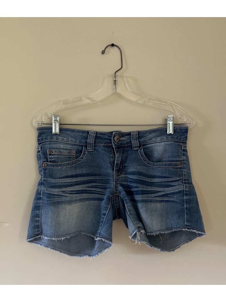 Mudd Juniors Size 3 Blue Denim Shorts Medium Wash Raw Hem Pockets